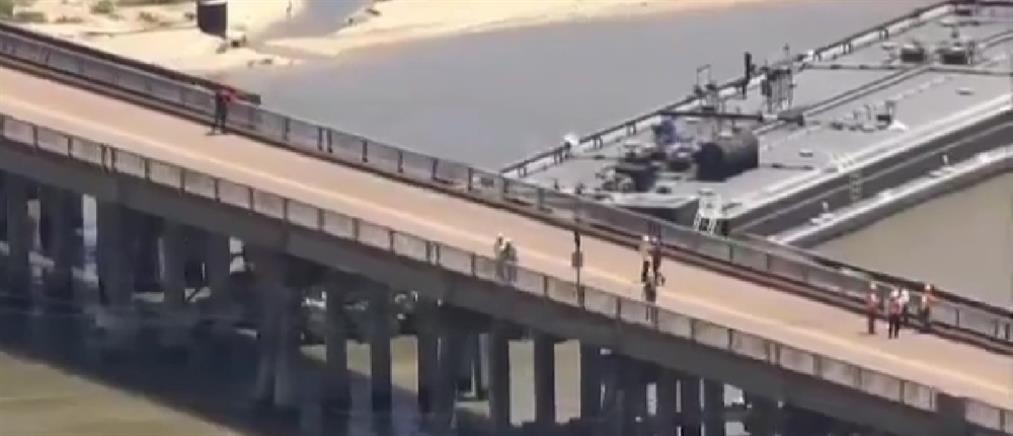 Τέξας: Πλοίο προσέκρουσε σε γέφυρα και προκάλεσε πετρελαιοκηλίδα (εικόνες)