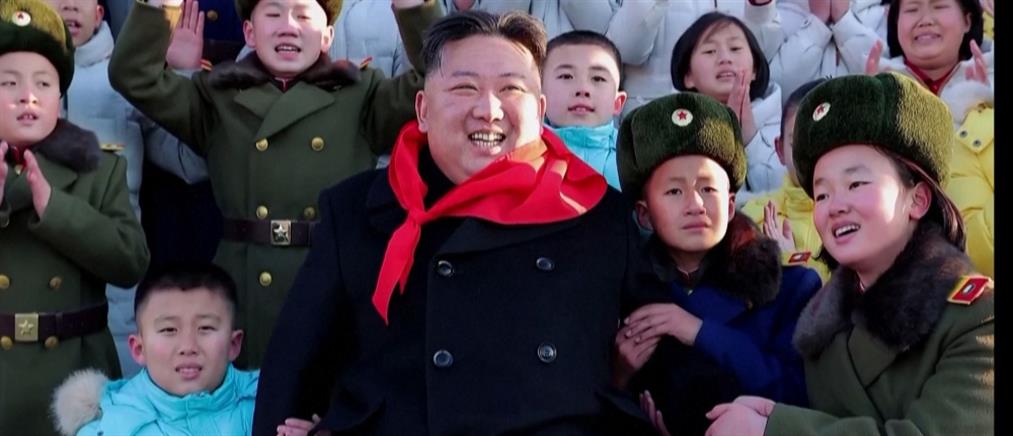 Κιμ Γιονγκ Ουν - “Φιλικός Πατέρας”: Το νέο τραγούδι αφιερωμένο στον Βορειοκορεάτη ηγέτη (βίντεο)
