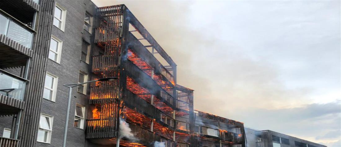 Μεγάλη φωτιά σε συγκρότημα διαμερισμάτων στο Λονδίνο