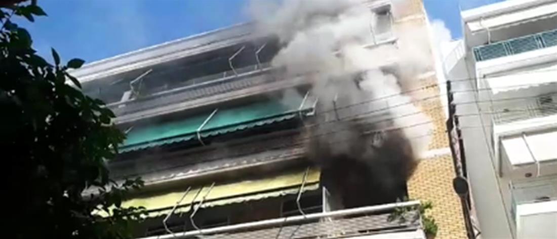 Γυναίκα παγιδεύτηκε από τις φλόγες μέσα στο σπίτι της (βίντεο)