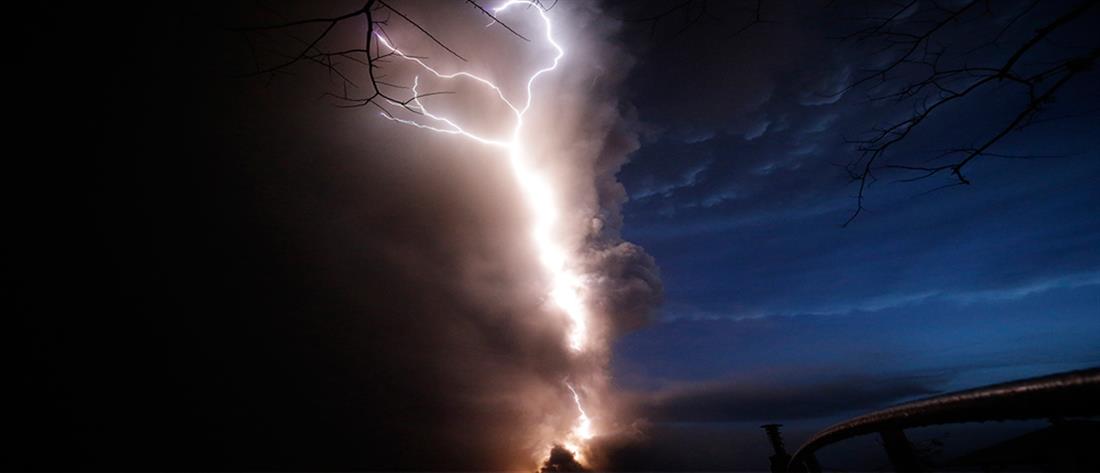 Εντυπωσιακές εικόνες: Κεραυνός φωτίζει το σύννεφο καπνού ηφαιστείου