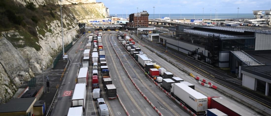 Κορονοϊός - Βρετανία: Χριστούγεννα μέσα στα φορτηγά τους κάνουν χιλιάδες οδηγοί (εικόνες)