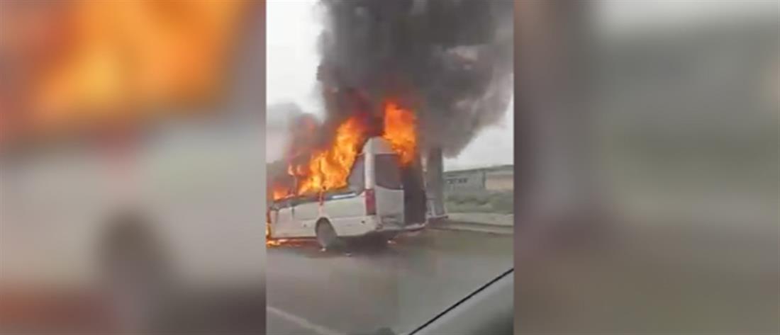 Θεσσαλονίκη: φωτιά σε λεωφορείο με προσκυνητές από το Άγιον Όρος (βίντεο)