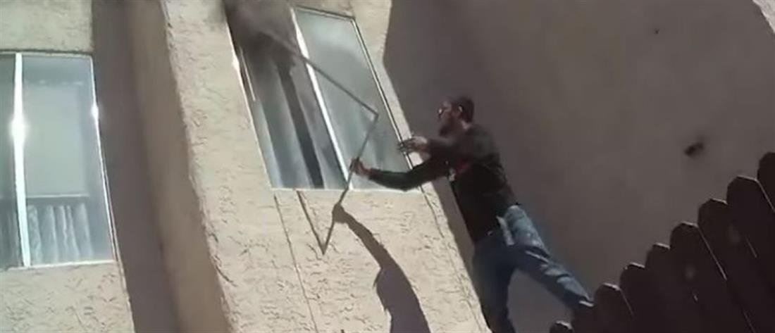 ΗΠΑ: Άνδρας έσωσε δύο παιδιά από φλεγόμενο κτήριο (βίντεο)