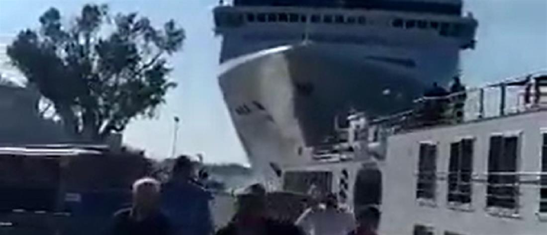 Κρουαζιερόπλοιο συγκρούστηκε με σκάφος στη Βενετία (εικόνες)