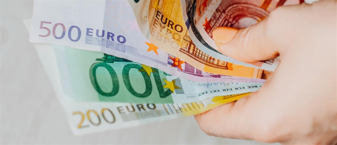 Γυναίκα βρήκε στο πεζοδρόμιο 17000 ευρώ και τα παρέδωσε!