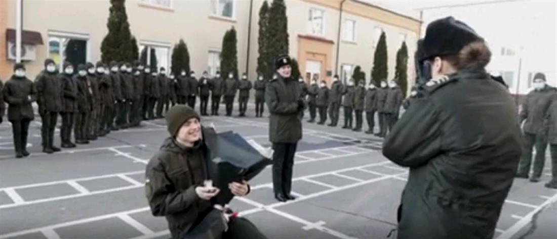 Ουκρανία: Πρόταση γάμου σε στρατιωτική παρέλαση (βίντεο)