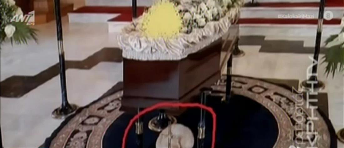 Γατάκι σε κηδεία, “κουλουριάζεται” κάτω από το φέρετρο (βίντεο)