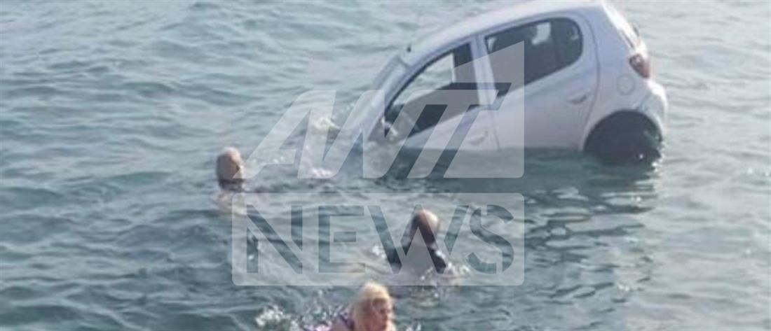 Αυτοκίνητο έπεσε στη θάλασσα αντί να μπει στο πλοίο (βίντεο)
