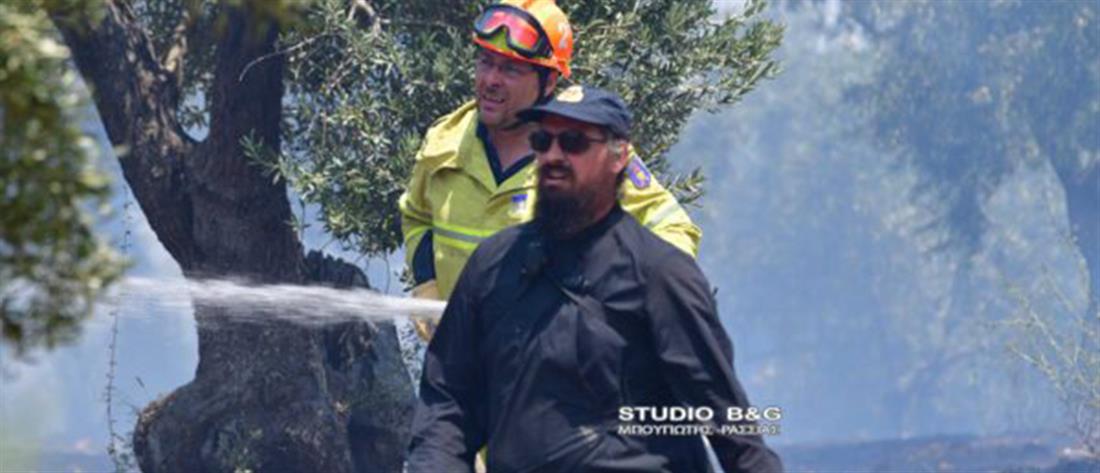 Ιερέας εθελοντής πυροσβέστης στη φωτιά στο Ναύπλιο (εικόνες)