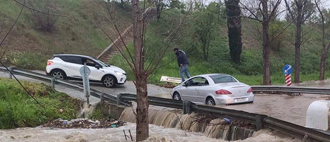 Κακοκαιρία “ILINA” - Θεσσαλονίκη: Πλημμύρισαν δρόμοι, εγκλωβίστηκε οδηγός (εικόνες)