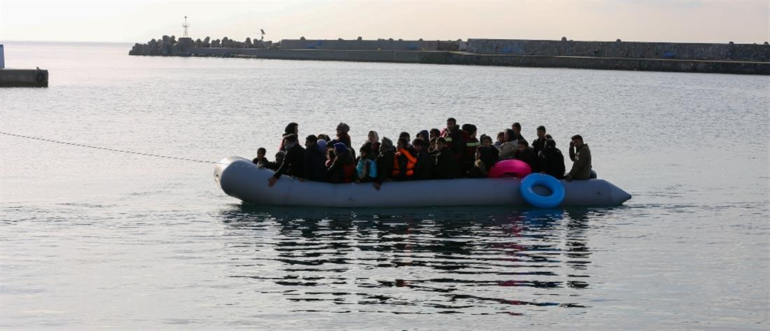Associated Press: Πλωτό φράγμα για τους πρόσφυγες σχεδιάζει η Ελλάδα στο Αιγαίο