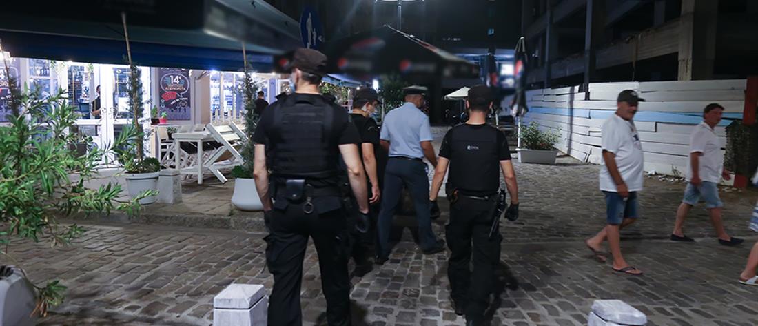 Χειροπέδες σε θαμώνες μπαρ που “ξέσπασαν” σε αστυνομικούς και περιπολικό