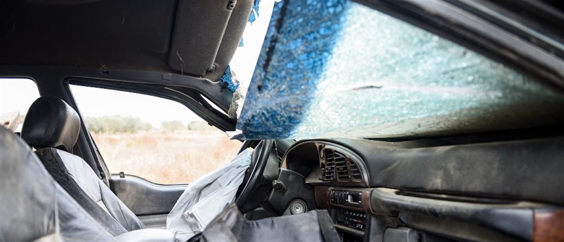 Τροχαίο - Αργολίδα: Αυτοκίνητο “καρφώθηκε” σε μάντρα σπιτιού