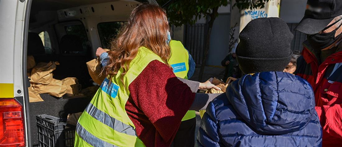 Πάσχα – Δήμος Αθηναίων: Εορταστικά γεύματα και δώρα για άστεγους (εικόνες)