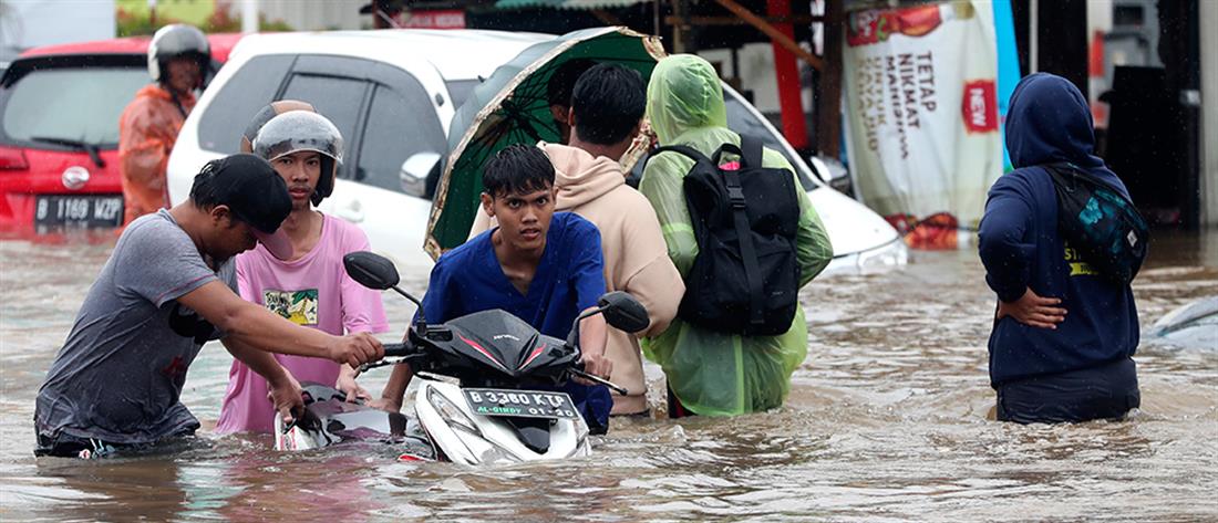Φονικές πλημμύρες στην Ινδονησία (εικόνες)