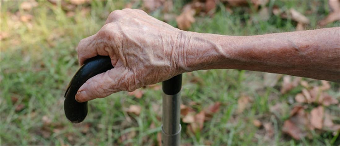 Βόλος: Γιαγιά έδιωξε απατεώνες με τη…μαγκούρα της