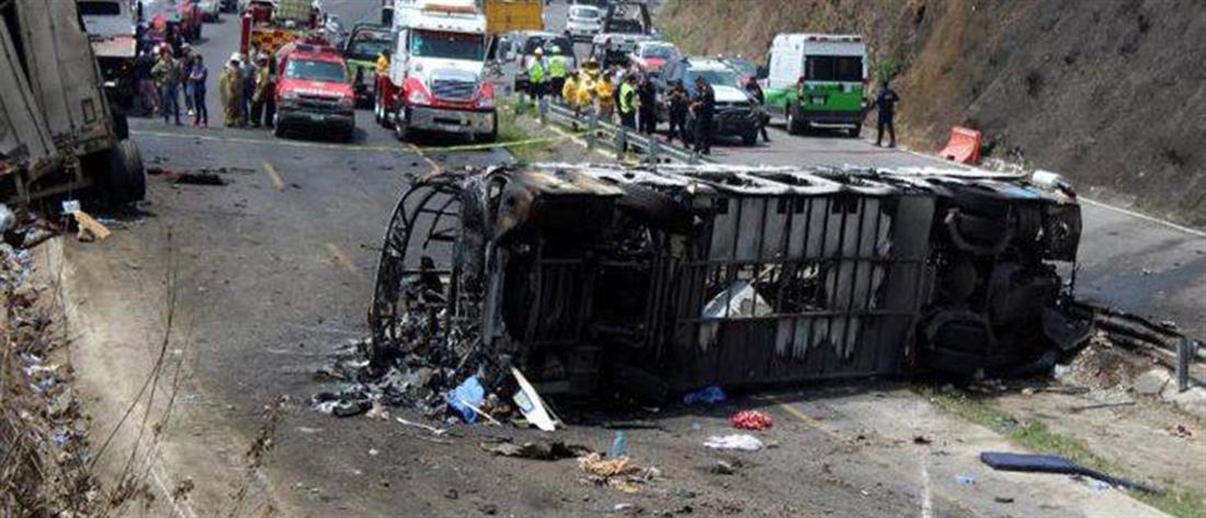 Δεκάδες νεκροί μετά από σύγκρουση λεωφορείου με φορτηγό (εικόνες)