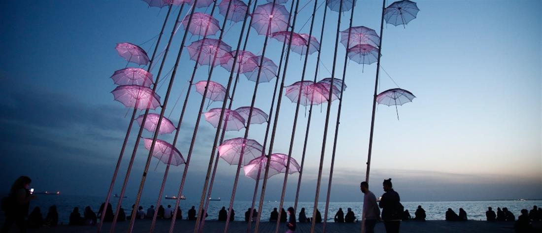 Θεσσαλονίκη: Με μωβ χρώμα φωτίστηκαν οι “Ομπρέλες” του Ζογγολόπουλου (εικόνες)