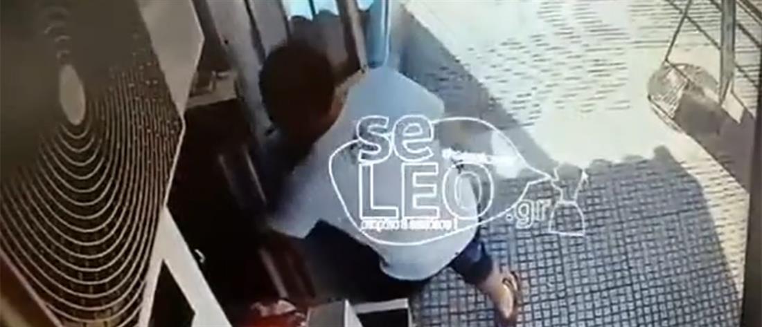 “Ταχυδακτυλουργική” κλοπή τσάντας σε περίπτερο (βίντεο)