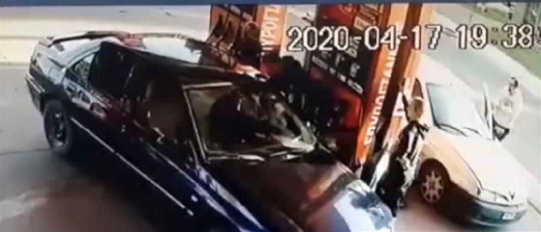 Έβαλε βενζίνη χωρίς να πληρώσει, χτύπησε τον υπάλληλο κι έφυγε (βίντεο)