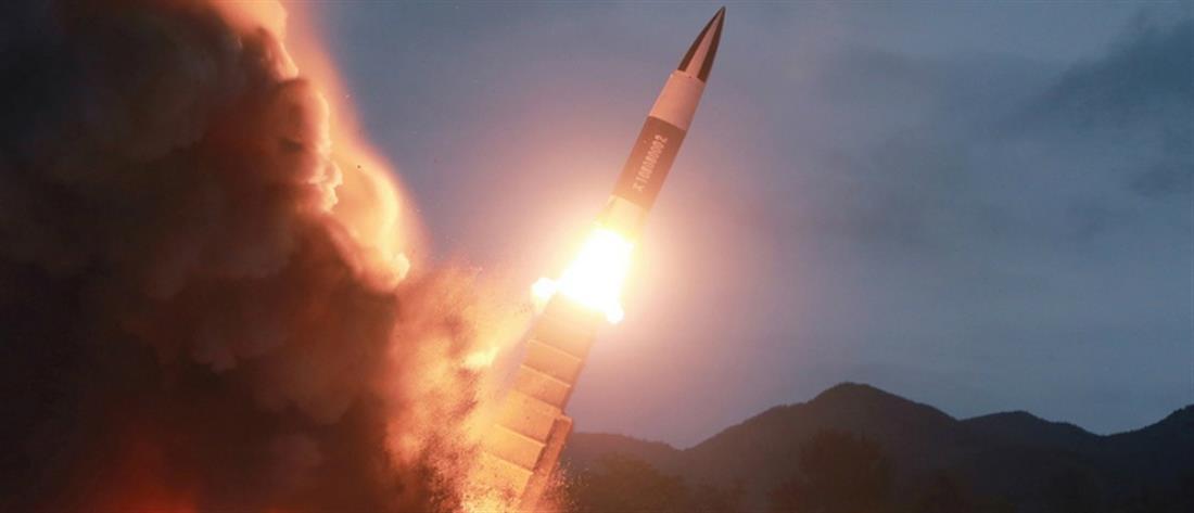 Βόρεια Κορέα: Ο Κιμ Γιονγκ Ουν επιθεώρησε τη δοκιμή ενός νέου πυραύλου (εικόνες)