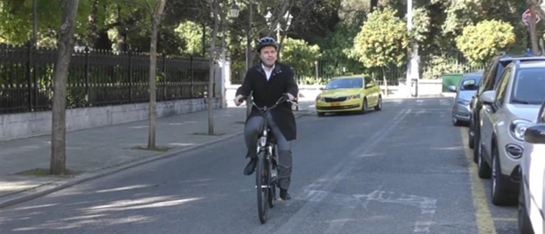 Στο Μαξίμου με ηλεκτρικό ποδήλατο ο Πρόεδρος της ΚΕΔΕ (εικόνες)