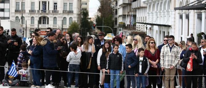 Αθήνα – Παρέλαση: Προσαγωγές ατόμων που κυμάτισαν παλαιστινιακές σημαίες (βίντεο)