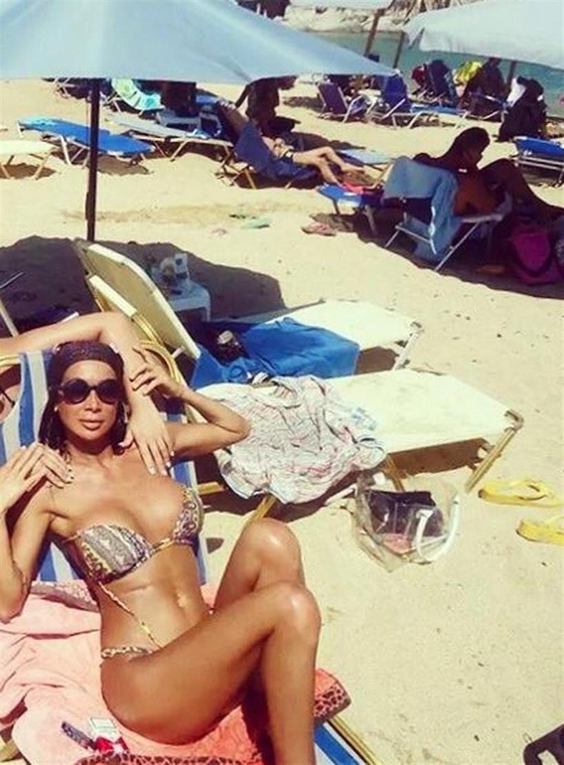 Δείτε την Πάολα στην παραλία με καυτό bikini