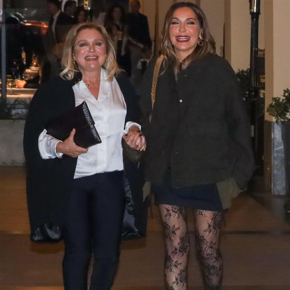 Δέσποινα Βανδή & Μαρία Καβογιάννη: Βραδινή έξοδος στο θέατρο για τις δύο καλές φίλες (Φωτογραφίες)