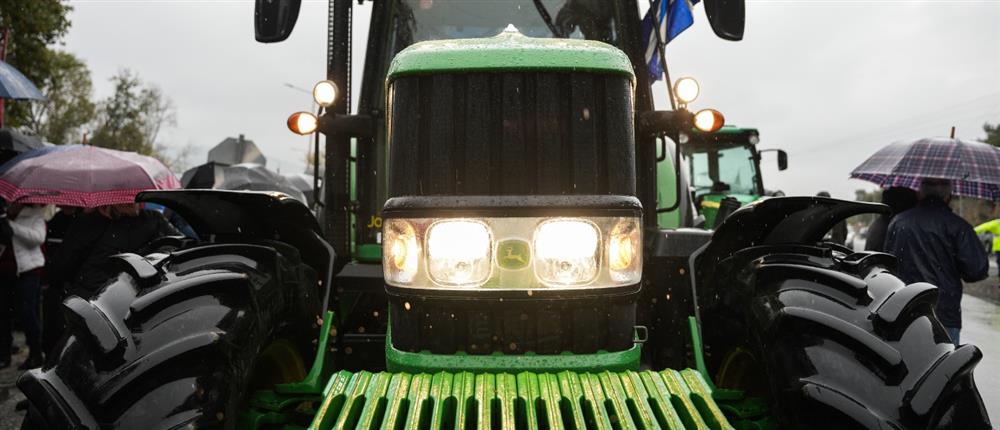 Τρίκαλα: Στα μπλόκα παραμένουν οι αγρότες - Αποφασίζουν κι άλλες μορφές δράσεων