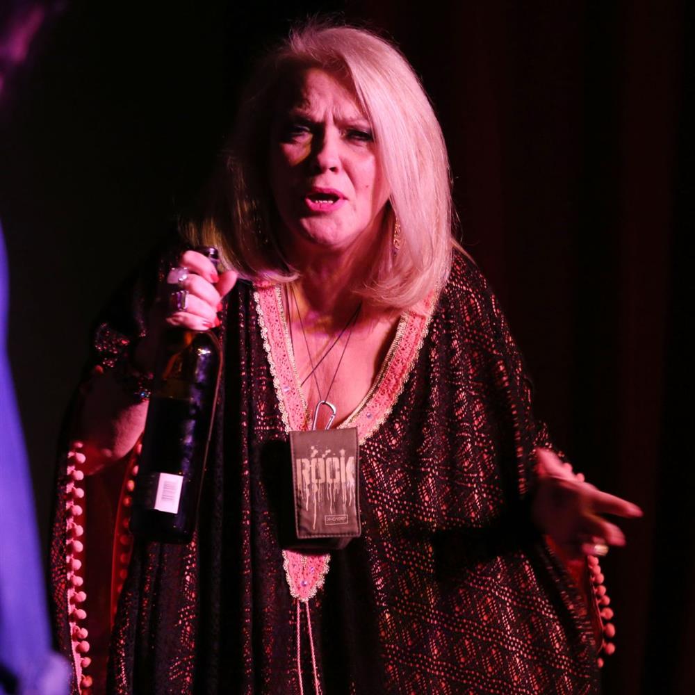 Τζόυς Μιχαηλίδου: Ατύχημα για την ηθοποιό στο Μοναστηράκι - Θα καταθέσει μήνυση στον Δήμο Αθηναίων