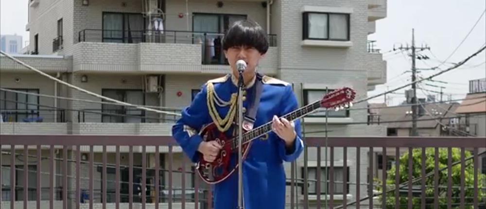 Μέλος των “Pyramidos” τραγουδά το παραδοσιακό “Τίνος είναι η κούπα” (βίντεο)