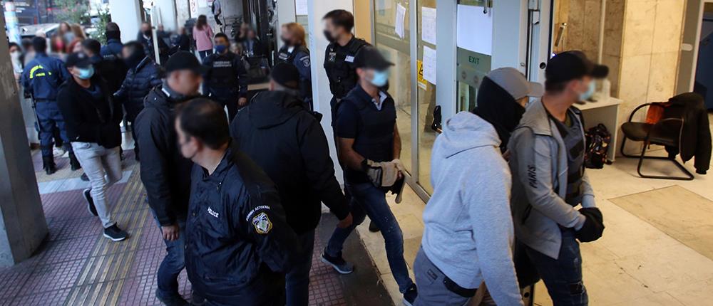 Καταδίωξη στο Πέραμα: ελεύθεροι οι αστυνομικοί και οι Ρομά