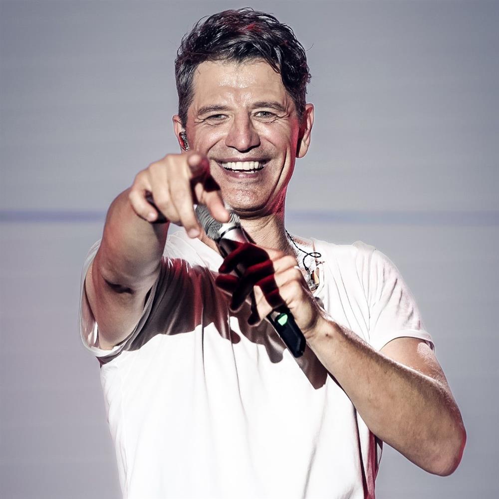 Σάκης Ρουβάς: Ερμηνεύει το νέο του τραγούδι στον καναπέ του σπιτιού του