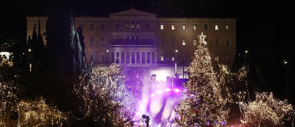 Σύνταγμα: Φωταγωγήθηκε το χριστουγεννιάτικο δέντρο (εικόνες)