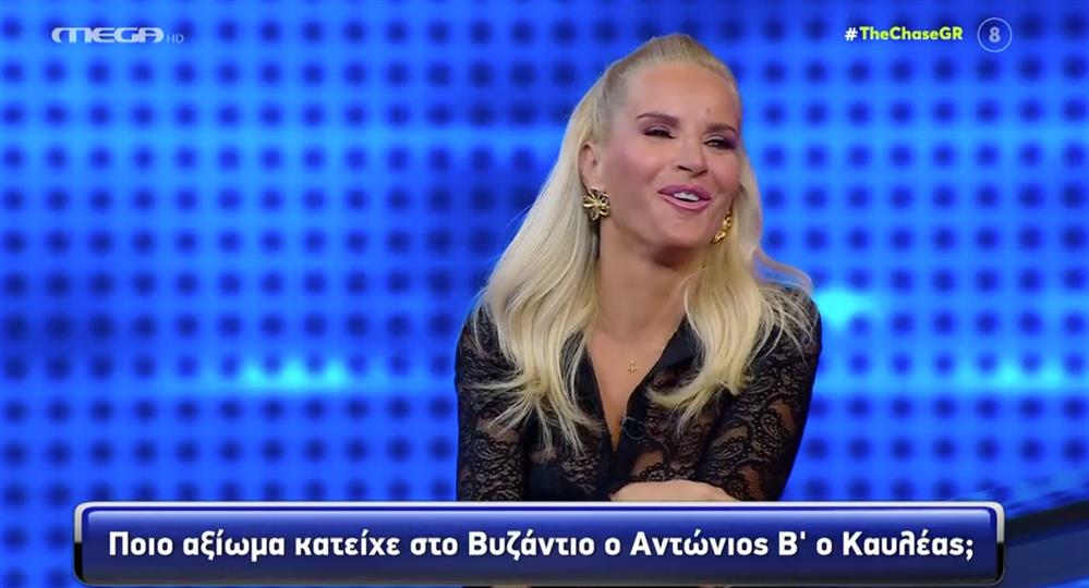 Έντονη αμηχανία στο "The Chase": Διέκοψε για να ξανακάνει την ερώτηση η Μαρία Μπεκατώρου