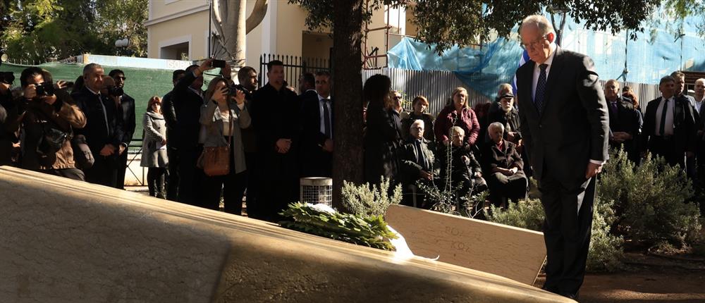 Ο Πρόεδρος της Δημοκρατίας Κωνσταντίνος Τασούλας, κατέθεσε στεφάνι στο Μνημείο Ολοκαυτώματος στο Θησείο
