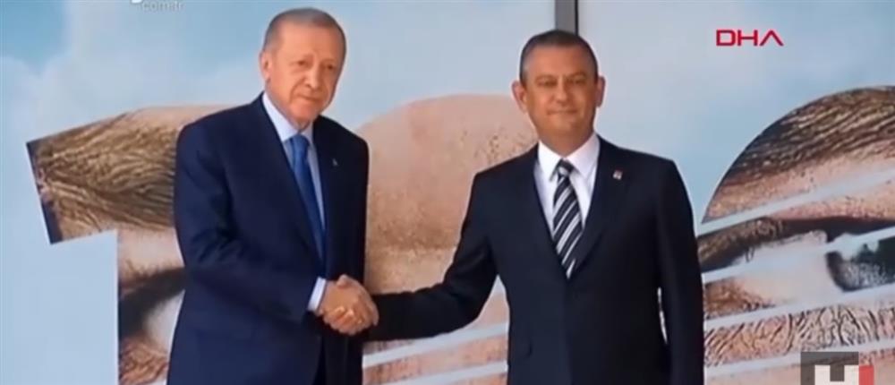 Ερντογάν: Επισκέφτηκε το κόμμα της αξιωματικής αντιπολίτευσης μετά από 18 χρόνια