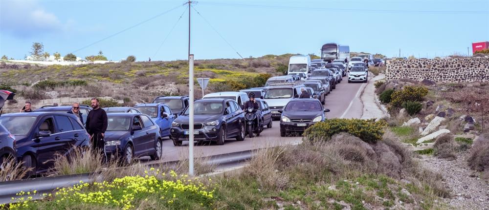 Σεισμοί στη Σαντορίνη: Μαζική φυγή από το νησί - Χιλιάδες κόσμου στο λιμάνι (εικόνες) 
