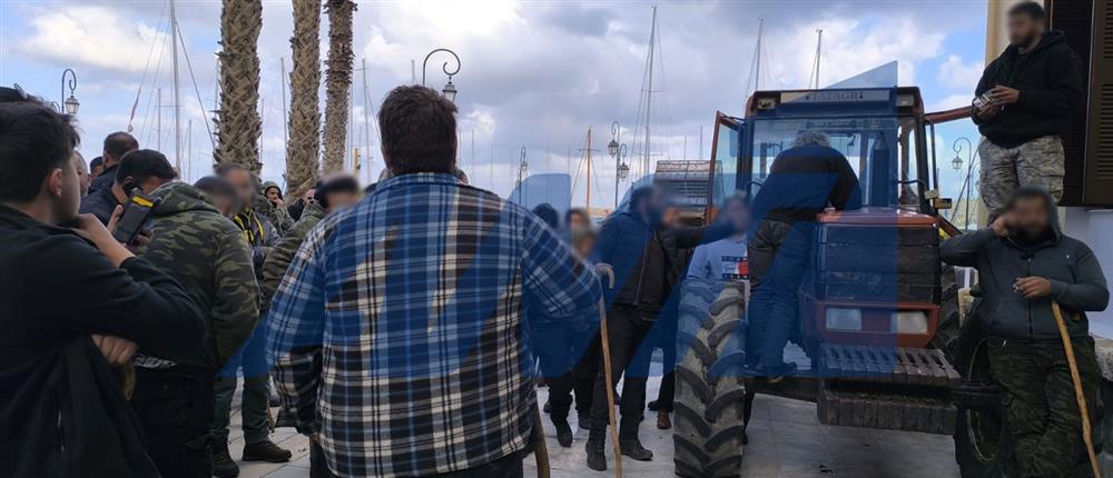 Ηράκλειο: Οι αγρότες έχουν αποκλείσει το κτίριο της αποκεντρωμένης διοίκησης