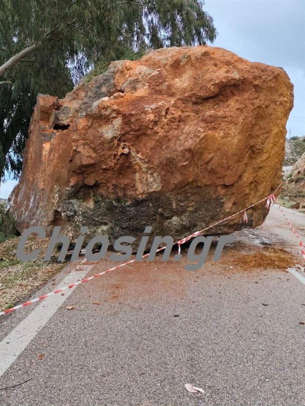 Χίος: Ξεκίνησε η απομάκρυνση του γιγαντιαίου βράχου που έπεσε στο οδόστρωμα (εικόνες)