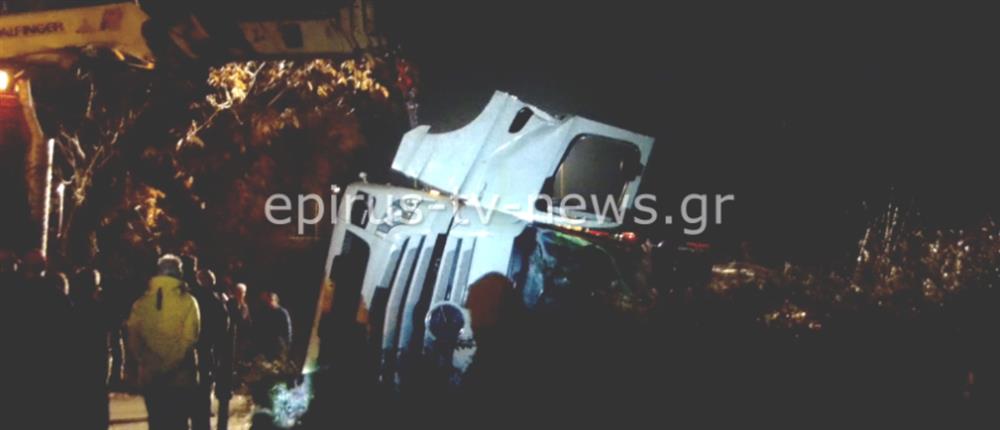 Τροχαίο στην Άρτα: Νεκρός ανασύρθηκε ο 52χρονος οδηγός του φορτηγού (βίντεο)