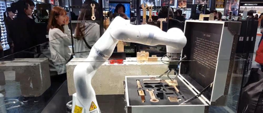 Ρομπότ παρέχουν πληροφορίες και βοήθεια σε επιβάτες αεροδρομίου (βίντεο)