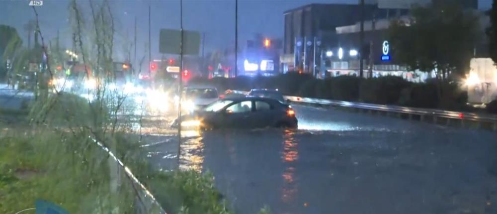 Γλυφάδα: Δρόμοι μετατράπηκαν σε ποτάμια (βίντεο)