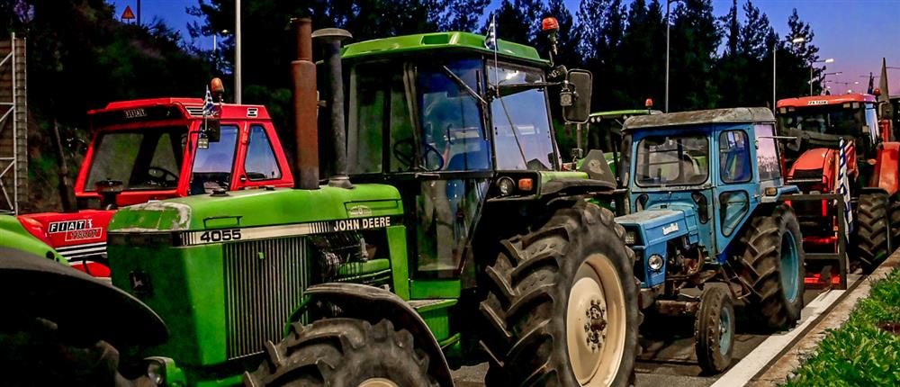 Αγρότες - Μπλόκα: Αιφνιδιαστικός αποκλεισμός της Εθνικής Οδού στο ύψος της Θήβας