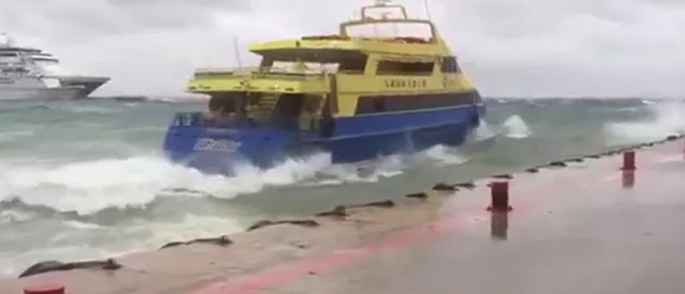 Κύματα “σφυροκοπούν” πλοίο που προσπαθεί να δέσει στο λιμάνι (βίντεο)