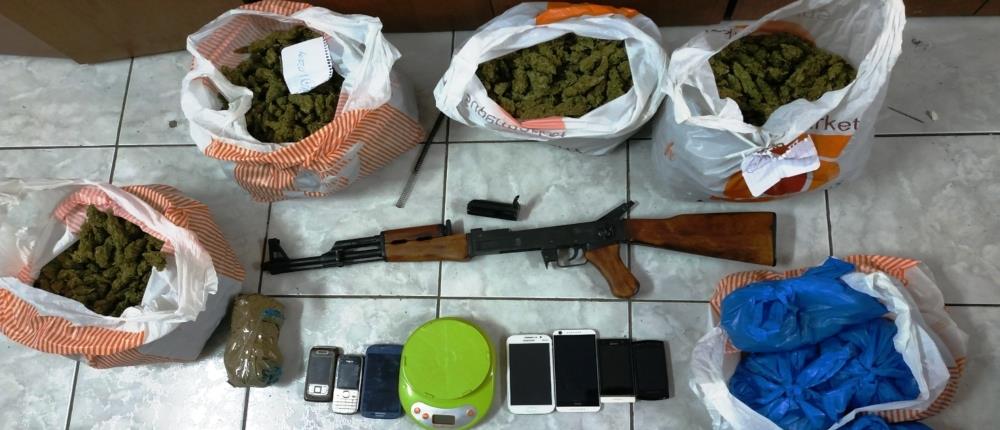 Οπλισμένος με Καλάνισκοφ, “φορτωμένος” με ναρκωτικά (εικόνες)