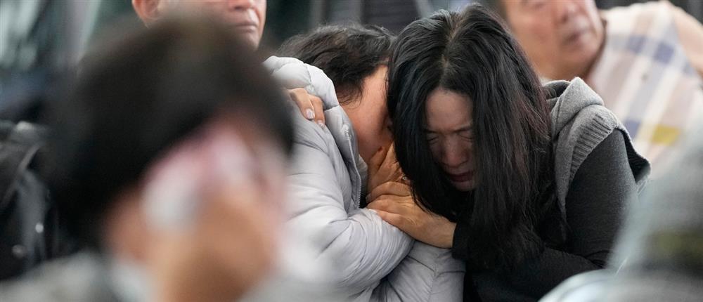 Νότια Κορέα: Οικογένειες των θυμάτων επισκέπτονται για πρώτη φορά το σημείο της τραγωδίας (εικόνες)