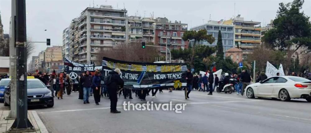 Πορεία στο κέντρο της Θεσσαλονίκης για το δυστύχημα στα Τέμπη (βίντεο)